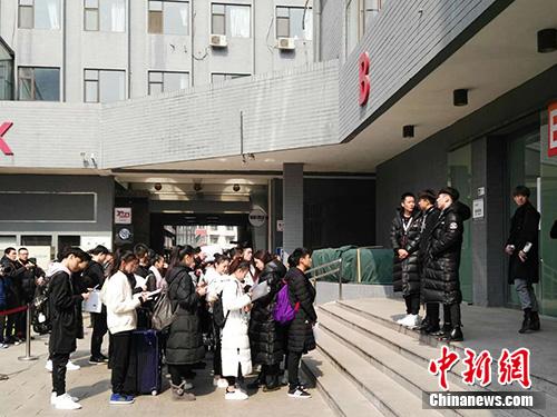 参加北影表演学院三试的考生在考场外等候。中新网记者 宋宇晟 摄
